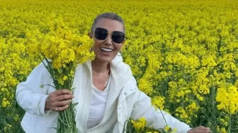 Meme Kanseriyle Mücadele Eden Serap Paköz, Kemoterapi Öncesi Çiçekli Tarzıyla Moral Buldu!