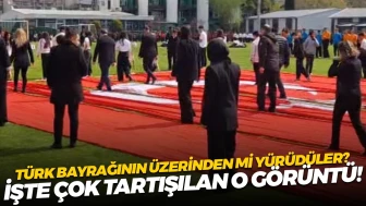 Türk Bayrağı Üzerinde Yürüyüş Mü? Tartışmalara Neden O Olayın Görüntüleri Ortaya Çıktı!