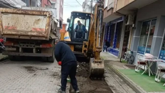 Beşikdüzü’nde Doğalgaz Çalışmalarının Ardından Parke Döşeme Çalışmaları Sürüyor