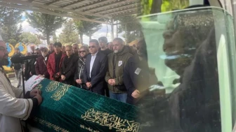 Zerrin Özer, Ablasının Cenazesinde Fenalık Geçirdi!
