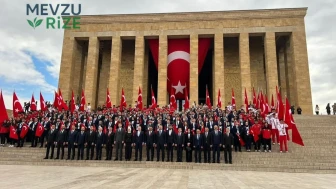 Bakan Bak, Gençlerle ve Sporcularla Birlikte Anıtkabir'i Ziyaret Etti