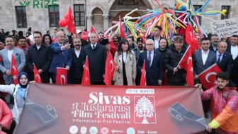 Sivas Uluslararası Film Festivali, Coşkulu Kortej ile Kapılarını Açtı: Sinema Tutkunları Şehrin Kalbinde Toplandı