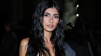 Mia Khalifa'nın sörf tahtası üzerinde verdiği seksi bikini pozu, hayranlarının onu 'tanrıça' olarak adlandırmasına neden oldu