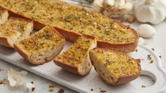 Dışı kıtır kıtır içi yumuşacık nefis sarımsaklı ekmek tarifi! Lezzetiyle damak çatlatıyor
