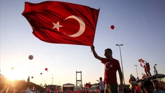 Asırlık Gece dizisi, geçmişle günümüz arasında köprü kuran etkileyici bir hikaye sunuyor