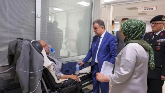 Bayburt’ta sağlık çalışanları ve hastalarla bayramlaşıldı