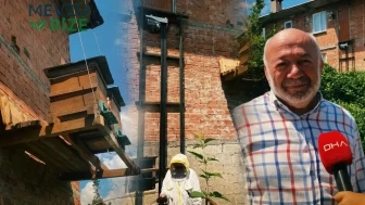 Karadenizli bir vatandaş, ayılara karşı evinin duvarına 3 katlı kovan asansörü kurarak zeka gösterdi!