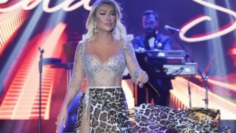 Seda Sayan, Mersin konserinde Sezen Aksu'nun hediyesi çorapla sahne aldı!