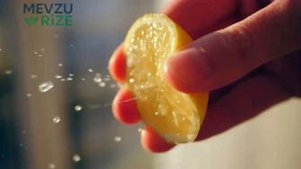 "Limon Sıkarken Gözden Kaçan Tehlike: Çekirdeklerden Daha Zararlı Bir Detay!"