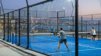 Bostanlı Sahili'nde padel kortlarının yapımına başlandı