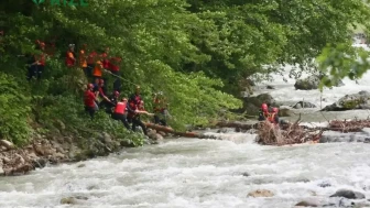 Rize'de aranan kayıp şahıs ölü bulundu, arama çalışmasına katılan ekibin botu devrildi, 1 personel hayatını kaybetti