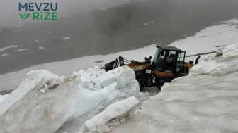 Artvin'de Yayla Yollarında Kar Temizleme Çalışmaları Devam Ediyor