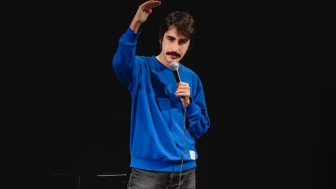 Deniz Göktaş: Çok Yönlü Bir Komedyenin Hayatı ve Kariyeri