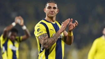 Fenerbahçeli Diego Carlos'un Hayatı ve Kampa Katılmama NedeniFenerbahçe'nin yeni transferlerinden Diego Carlos, futbolseverler tarafından merak edilmeye devam ediyor. Peki, Diego Carlos kimdir, kaç yaşındadır ve nerelidir? Ayrıca, yıldız futbolcunun neden kampa katılmadığı da gündemde.