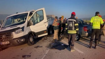 Erzurum'da Korkunç Trafik Kazası: Otomobil Kamyonete Çarptı, Can Kayıpları ve Yaralılar Var!