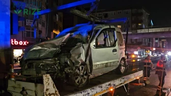 Küçükçekmece'de Üç Araçlı Zincirleme Kazada İki Kişi Yaralandı