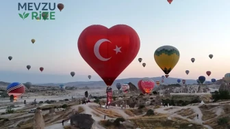 Kapadokya’da 15 Temmuz Kutlaması: Sıcak Hava Balonları Türk Bayraklarıyla Gökyüzüne Bırakıldı