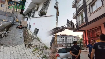 Küçükçekmece’de bina bahçesinde göçük: Balkon ve pencerelerden kurtarıldılar