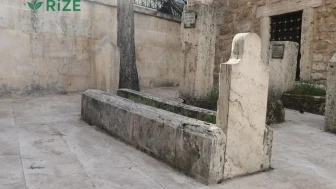 Gündelik Hayatta Görülen Tarihi Mezarlık: Her Geçen Gün Yeni Bir Hikaye Anlatıyor