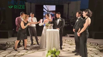 Pamukkale'deki Düğün Töreninde Karadeniz Ezgileri ve Horonla Eğlenceli Anlar Yaşandı!