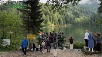 Borçka Karagöl Tabiat Parkı'nda Kalabalık Ziyaretçi Akını!