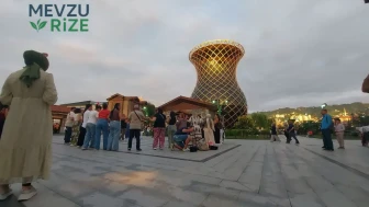 Yunan Turistlerden Dev Çay Bardağının Altında Dans Şöleni: Horon Keyfi!