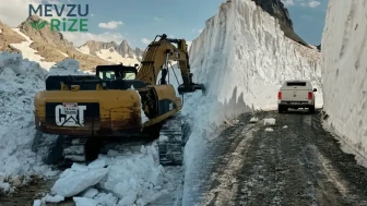 Gerçekten de şaşırtıcı: Hakkari'de Temmuz ayının ortasında 8 metrelik kar kütleleriyle mücadele ediliyor!