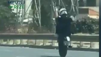 İstanbul Trafiğinde Şaşkınlık Yaratan Olay: Motorla Ayağa Kalkarak Seyahat Eden Maganda Kameralara Yansıdı!