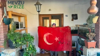 Kıbrıs Barış Harekatı'ndan kalma şanlı bayrağı 36 yıldır saklıyor