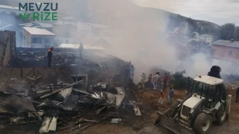 Bayburt'ta Feci Yangın: 4 Ev ve 1 Ahır Alevlere Teslim Oldu!