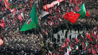 İran'da Tarihi Veda Töreni: Milyonlar Hamaney için Bir Araya Gelirken, Ahmedinejad'ın Gizemli Görüntüsü Ortaya Çıktı!