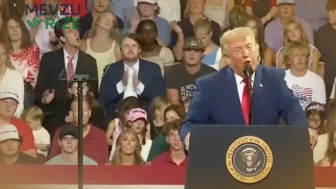 Trump’ın Mitinginde Dikkat Çeken Anlar! Arka Plandaki İzleyicinin Mimikleri Sosyal Medyada Gündem Oldu