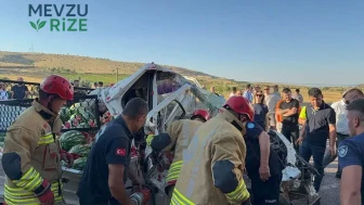 Manisa’da Kamyonet TIR’a Çarptı: 1 Kişi Ağır Yaralandı, 2 Kişi Hastaneye Kaldırıldı