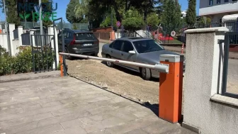 Tapu Anlaşmazlığına 'İş Makinesi'yle Yanıt: Tartışma Sonrası Bina Önü Kazıldı!