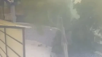 Tekirdağ’da tırın çarptığı elektrik direği cami avlusuna devrildi