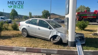 Kütahya'da Dehşet Verici Kaza: Kontrolsüz Araç Tabelaya Çarptı