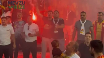Süper Lig'den 11 yıl aradan sonra düşen takım oyuncuları ve taraftarları büyük bir coşkuyla kutlama gerçekleştirdi!
