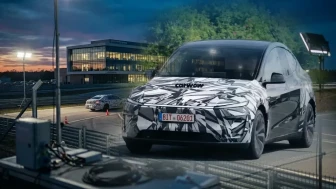 Tesla'nın Yenilenen Modeli Görüntülendi: Kamuflajlı Tasarım İlk Kez Ortaya Çıktı!