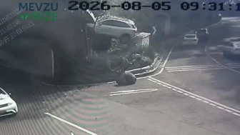 SUV Aracın Kaldırıma Çarpması Sonucu Ağaç ve Trafo Arasında Sıkıştı