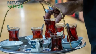 Tartışmalı Bir Ayrılma: Çay Bardağını İtiraz ile Masaya Koyduğu Gerekçesiyle Kovuldu, İşçiden Önemli Zafer!