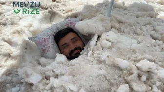 Aşırı Sıcaktan Kaçan Vatandaş, Serinlemek İçin Kar Yığınlarına Saklandı!