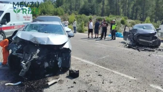 Antalya'da iki otomobil çarpıştı : 1 ölü, 3 yaralı