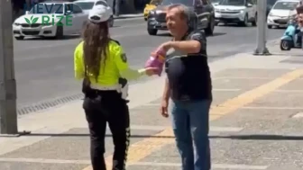 Konak'ta trafik polisinden anlamlı kandil ikramı