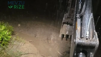 Artvin-Şavşat yolunda heyelan meydana geldi!