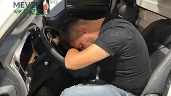Aksaray’da Alkollü Sürücü Direksiyon Başında Bayıldı! Pompacı Acil Yardım İçin Pos Cihazını Ambulansa Taşıdı