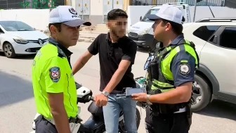 Ehliyetsiz Motosiklet Sürücüsü, Araçların Arasına Gizlenerek Uygulamadan Kaçmaya Çalışırken Suçüstü Yakalandı