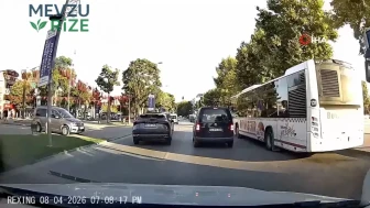 Sakarya'da Tehlikeli Trafik Anı: Makas Atan Sürücü Güvenlik Kamerasına Yansıdı