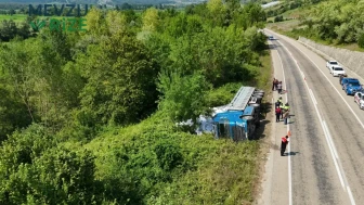 Kontrolden çıkan tır yan yattı: Sinop'taki kazada üç kişi hastanelik oldu