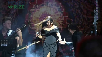 Demirci'de Kurtuluş Festivali Coşkusu: Zara'nın Sahne Gösterisi Alkışlarla Karşılandı!