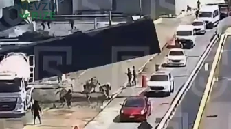 Meksika’da metal blok yola düştü: Bir kişi hayatını kaybetti